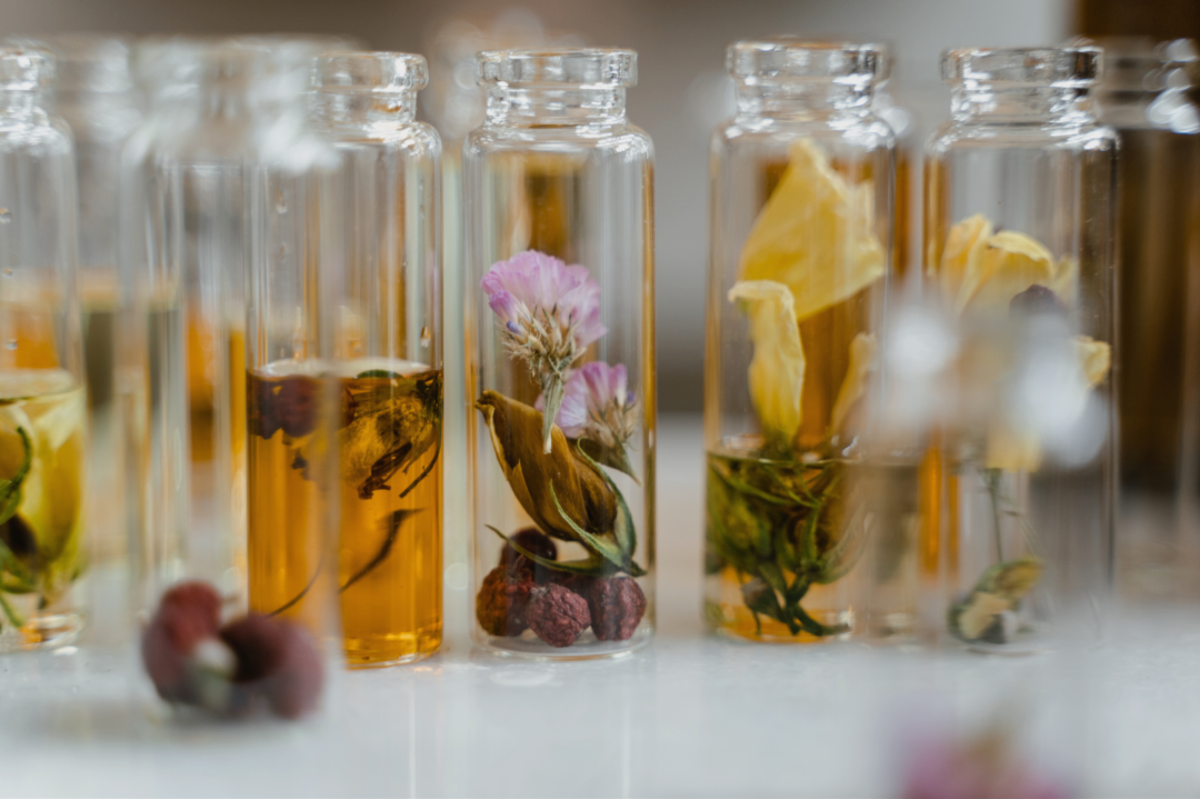 Die Kraft der Düfte: Wie du mit Aromen Körper, Geist & Seele in Balance bringst